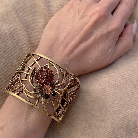 🕷️🕸️  Langston spider design hinge bangle bracelet/ antique gold plated finish - Picture 1 of 2